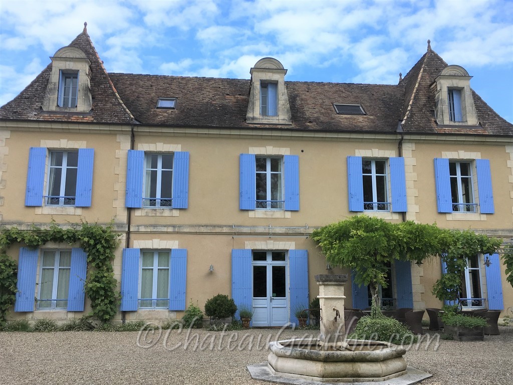 Facade ouest aux volets bleus