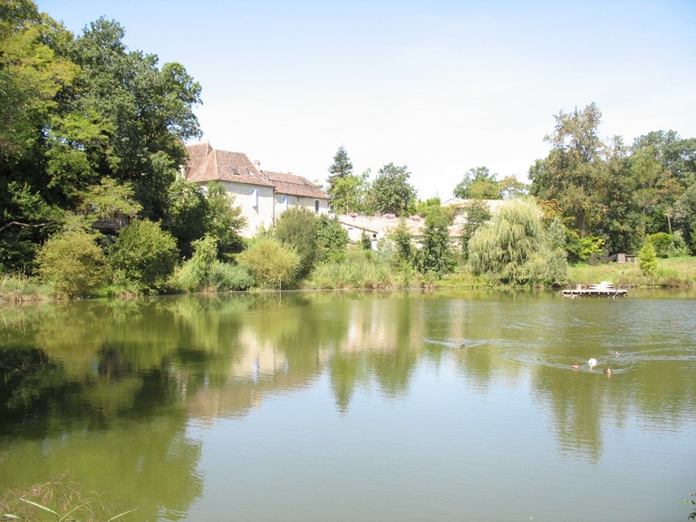 Le manoir se mire dans l'étang