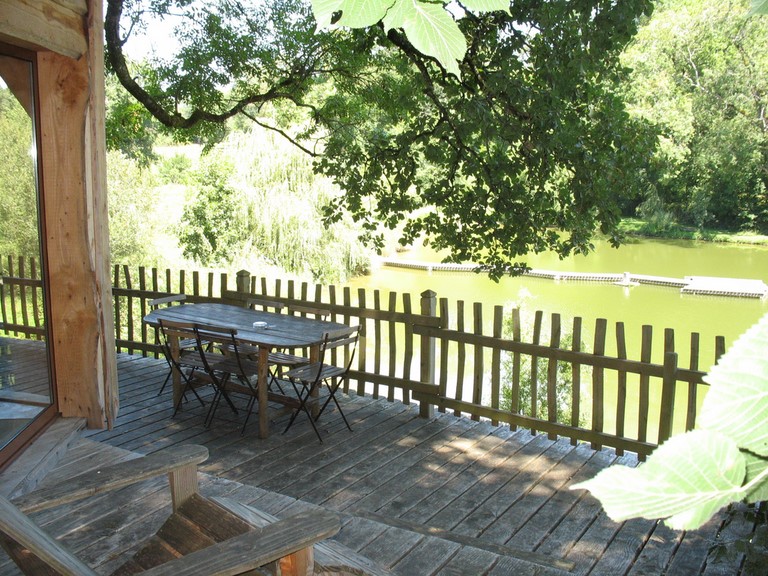 Family treehouse : the terrace overlooking the lake