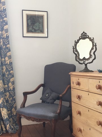 Fauteuil bleu et miroir ancien